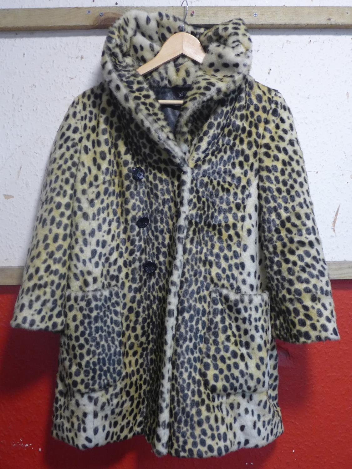 Two vintage fur jackets together with a faux cheetah fur jacket - Image 4 of 7