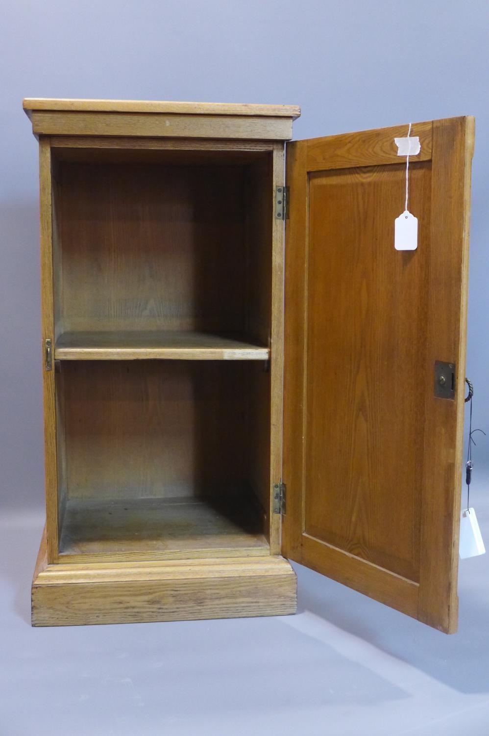 A 20th century oak pedestal cabinet, H.87 W.45 D.41cm - Image 3 of 3