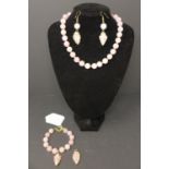A rose quartz jewellery suite, to include a rose quartz beaded necklace with unpolished rose