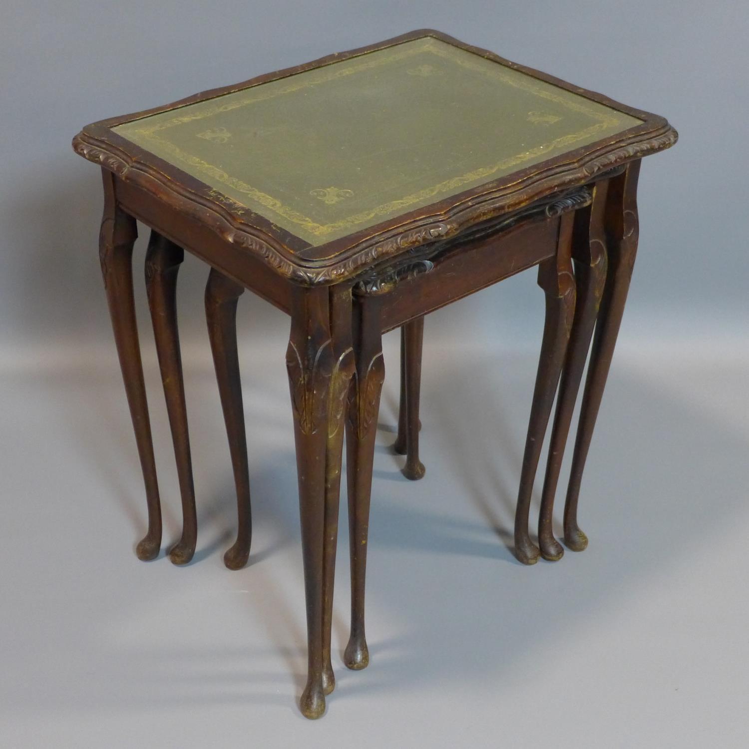 An early 20th century mahogany nest of 3 tables, on cabirole legs - Image 3 of 3