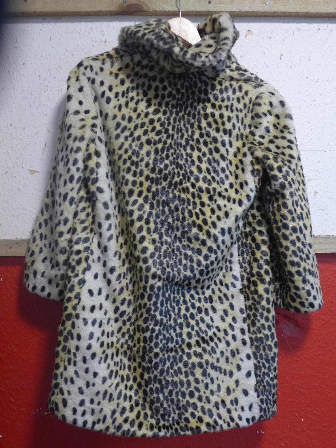Two vintage fur jackets together with a faux cheetah fur jacket - Image 5 of 7