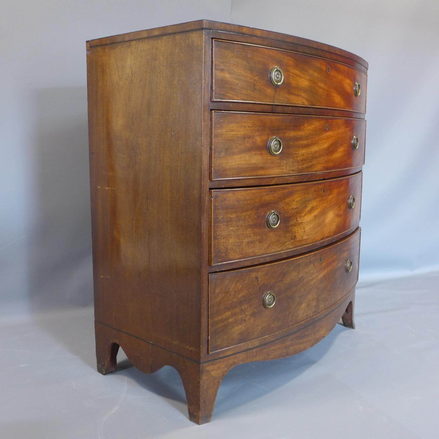 A George III mahogany bow fronted chest of 4 drawers, on splayed legs, H.107 W.98 D.56cm - Image 2 of 3