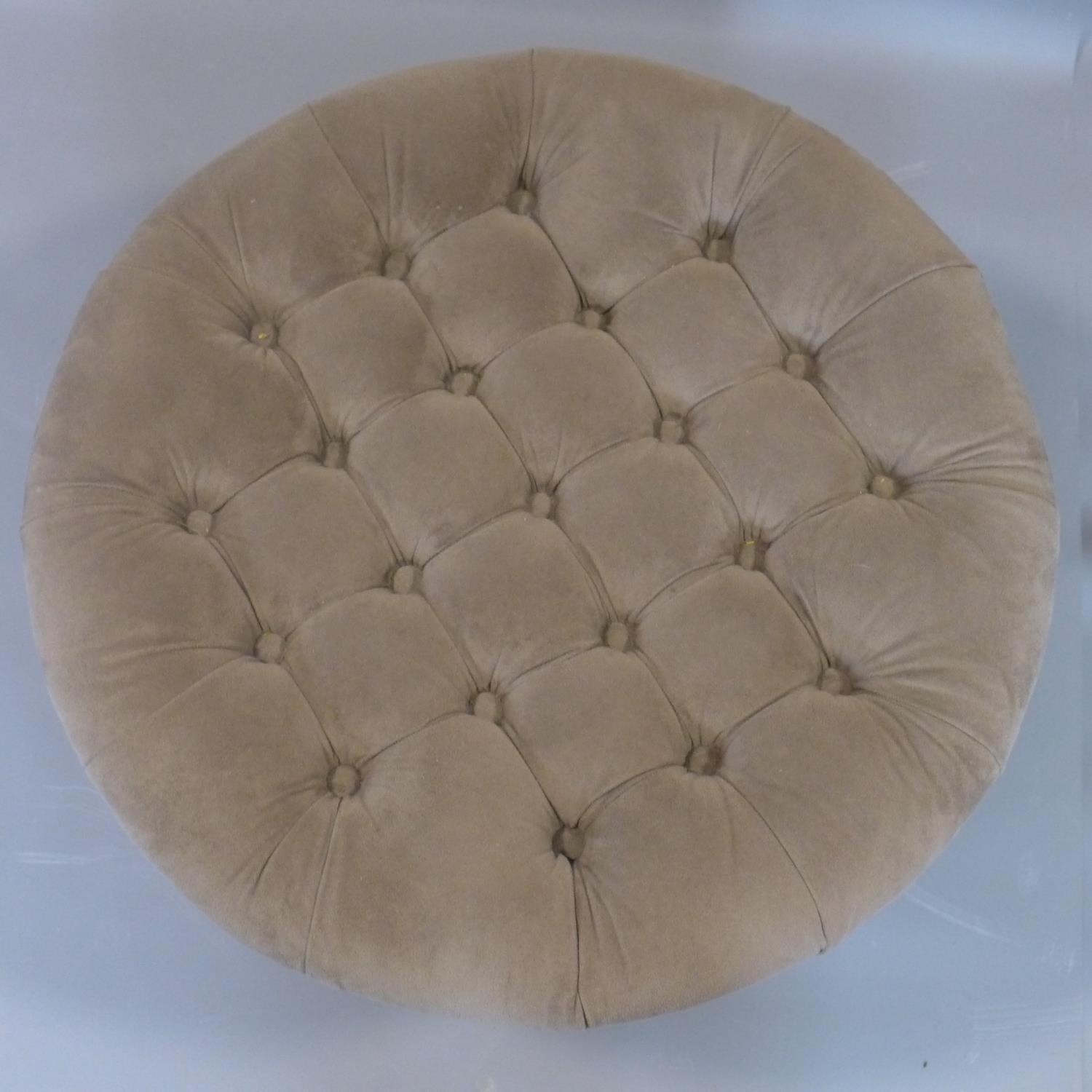 A contemporary ottoman footstool with studded velour upholstery and buttoned lid - Image 3 of 3