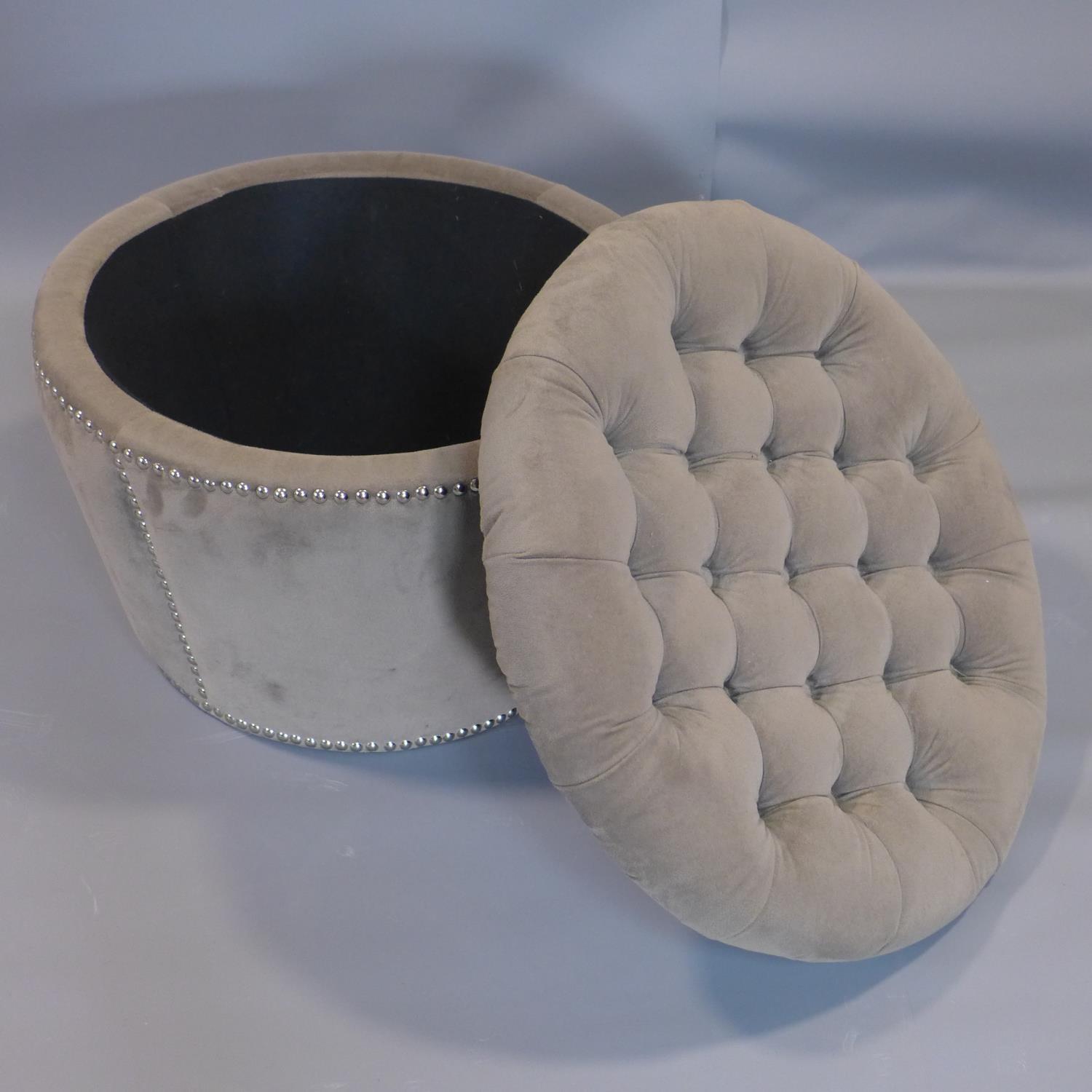 A contemporary ottoman footstool with studded velour upholstery and buttoned lid - Image 2 of 3