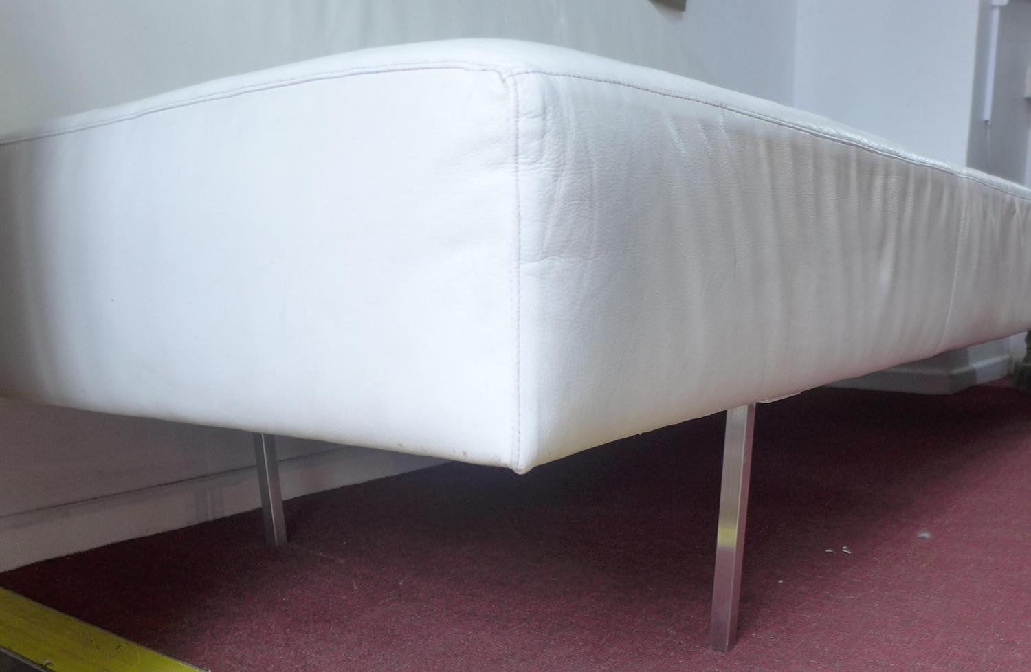 A contemporary white leather chaise longue, L.240cm - Image 2 of 2