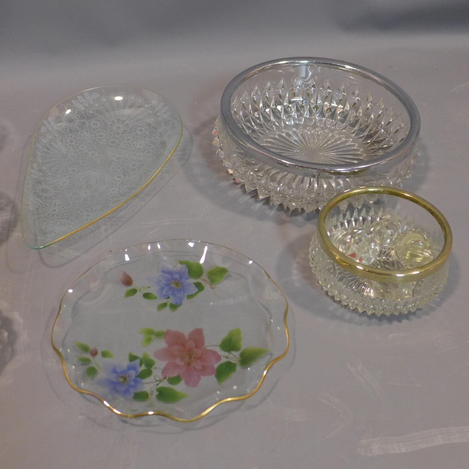 A mixed collection of glassware and crystal, to include four glasses, crystal dish, crystal vase, - Image 3 of 3