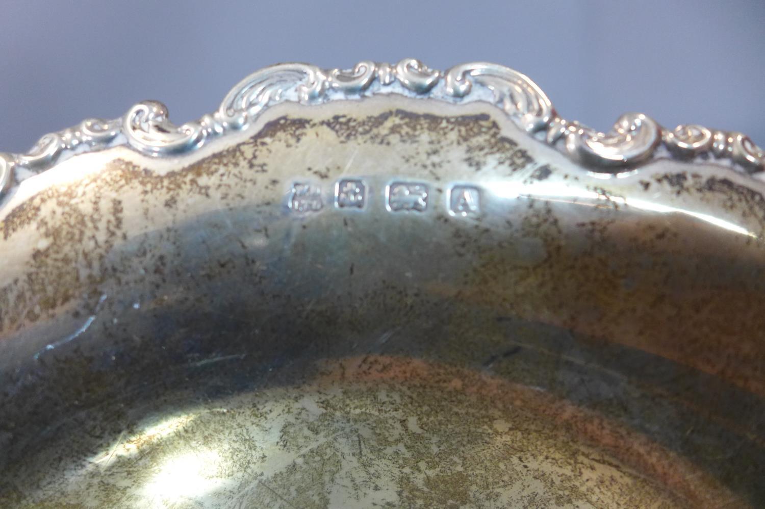 A collection of silver items, to include a sugar caster, a fruit basket, a flower pot ans a cup with - Image 6 of 7