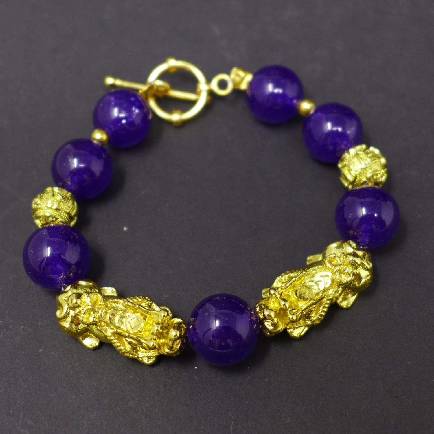 A beaded purple jade and gold plated jewellery suite, to include necklace, bracelet and earrings - Image 2 of 5