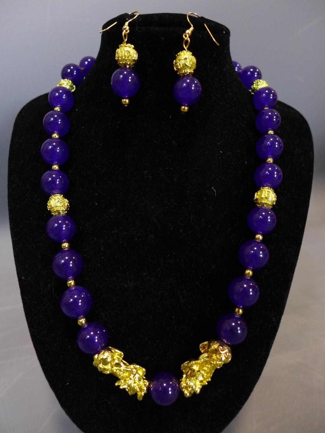 A beaded purple jade and gold plated jewellery suite, to include necklace, bracelet and earrings - Image 3 of 5