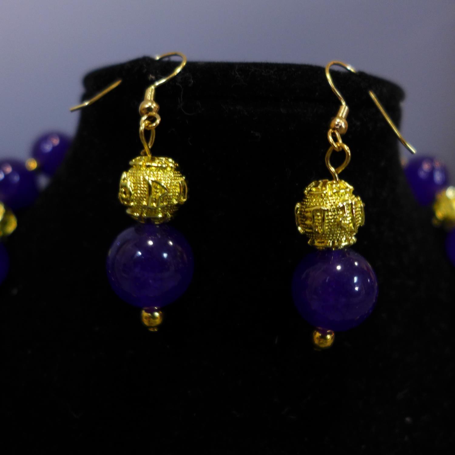 A beaded purple jade and gold plated jewellery suite, to include necklace, bracelet and earrings - Image 4 of 5