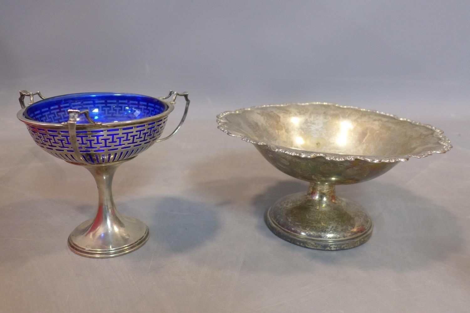 A collection of silver items, to include a sugar caster, a fruit basket, a flower pot ans a cup with - Image 5 of 7