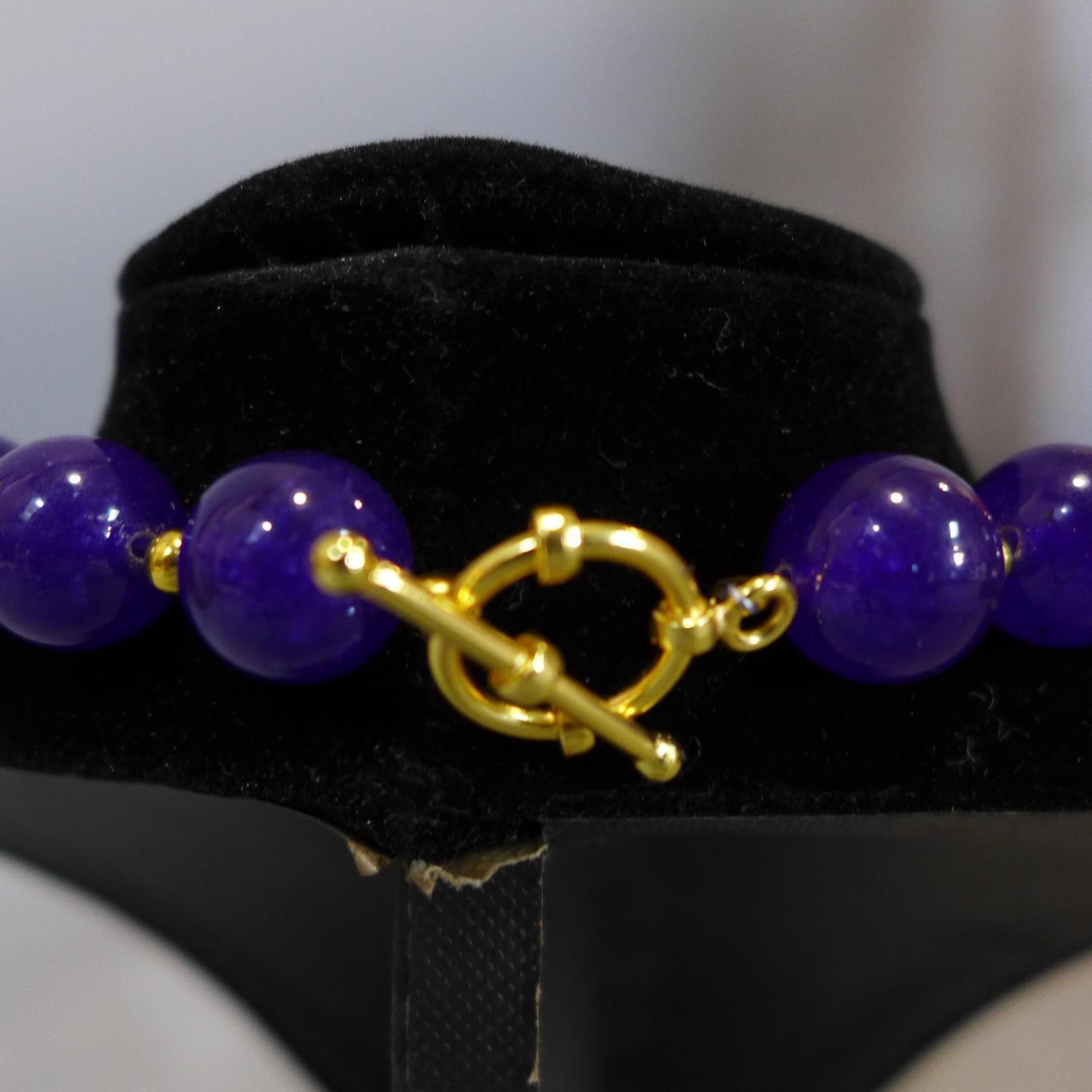 A beaded purple jade and gold plated jewellery suite, to include necklace, bracelet and earrings - Image 5 of 5