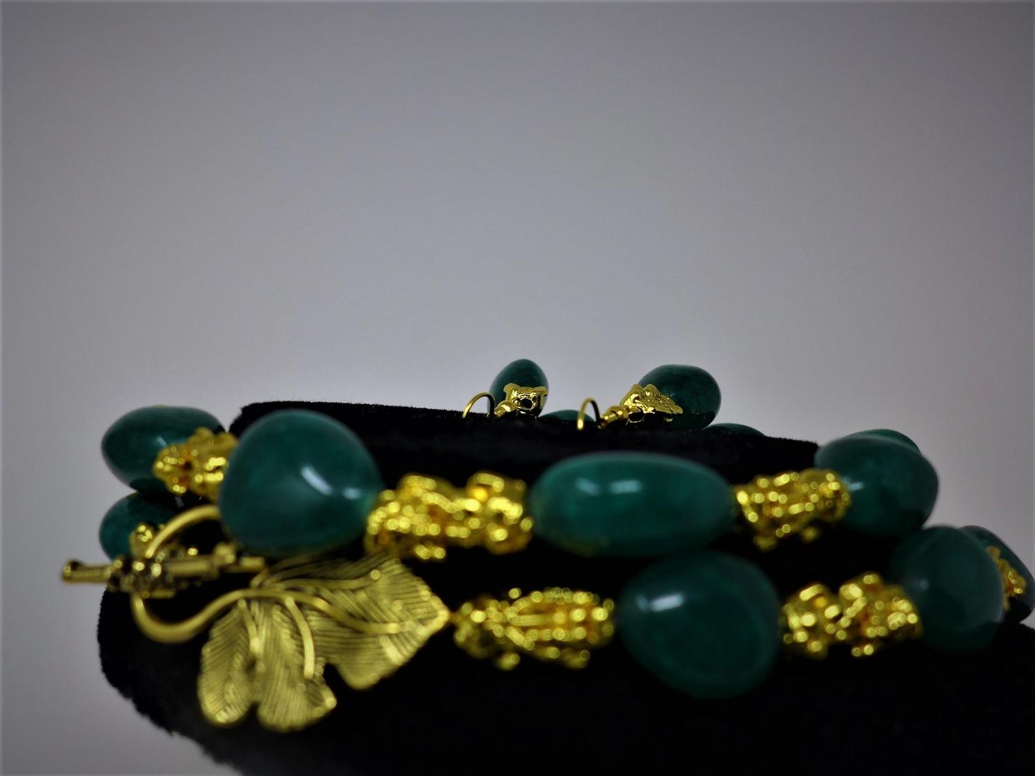 An emerald necklace with gilt metal dogs of Fo, together with matching earrings - Image 2 of 4