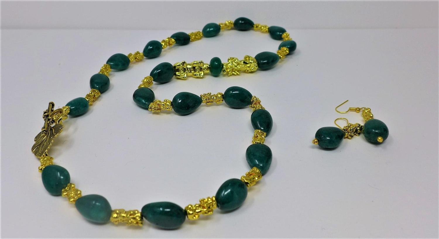 An emerald necklace with gilt metal dogs of Fo, together with matching earrings - Image 4 of 4