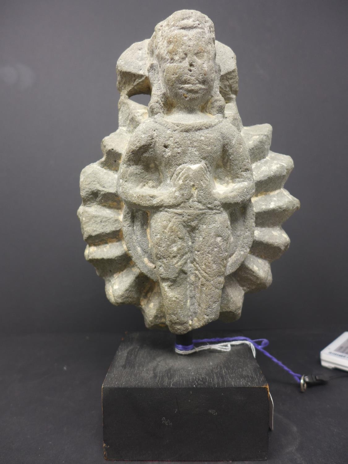 A stone carving of an indian goddess H.25cm - Image 3 of 4