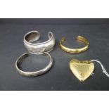 Two cuff bracelets with french inscription 'Le coeur n'a pas de roules 1626 -1696' and brooch