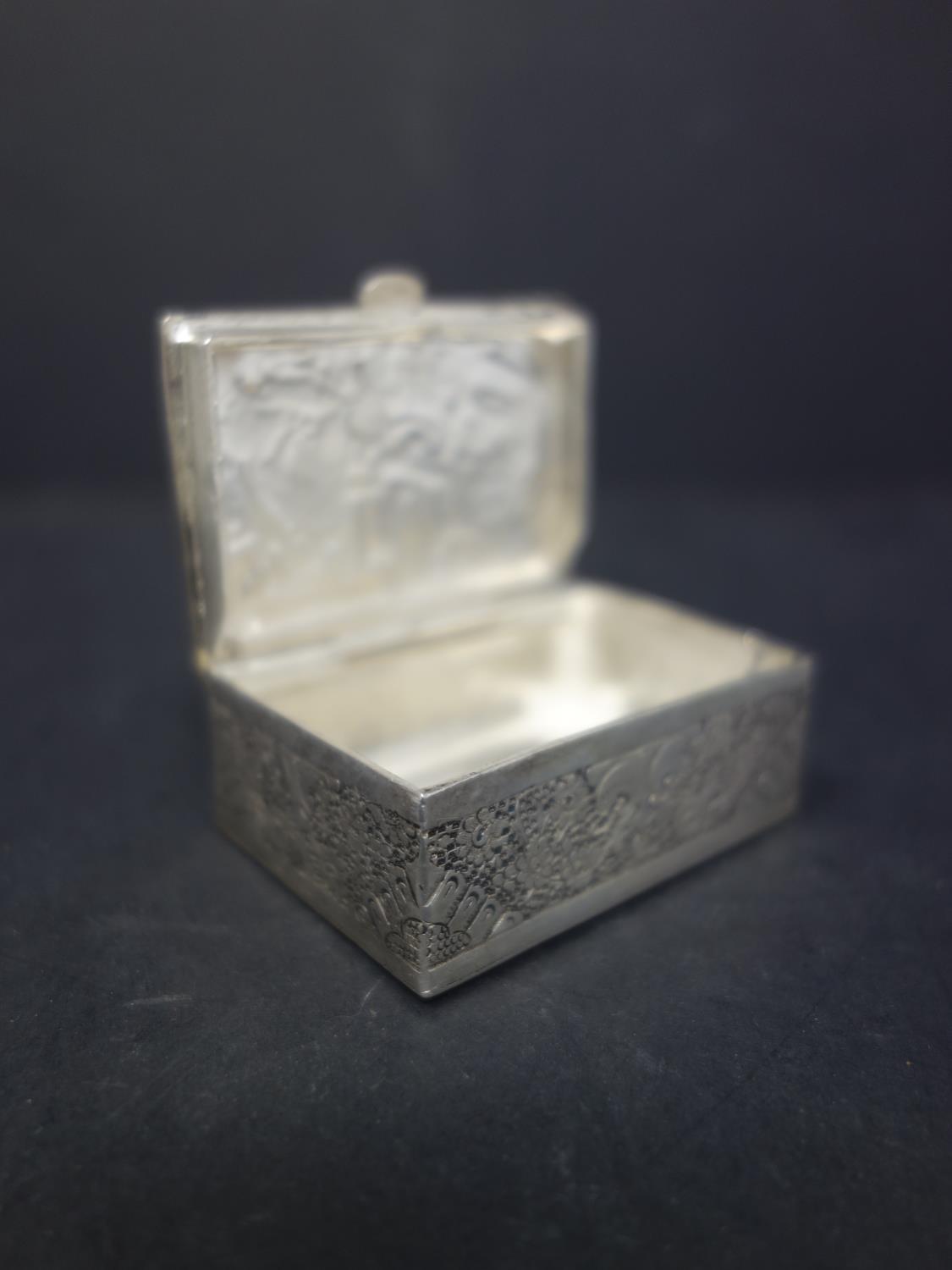 A Persian silver box, decorated with three figures and flowers, H.2 W.5.1 D.4cm, approx. 65g - Image 4 of 5