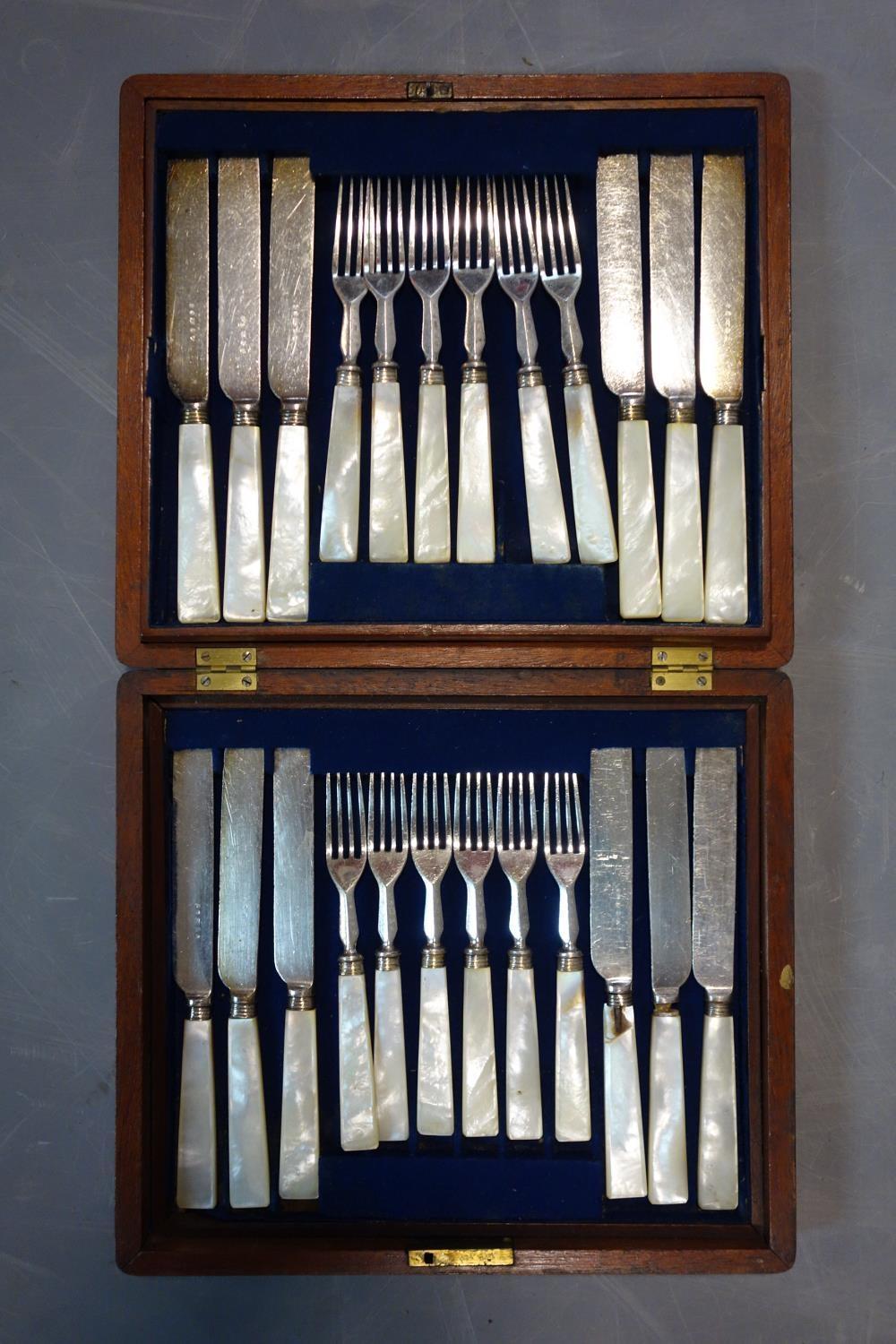 A wooden tray with silver handles and feet together with another tray and silver plated box of - Image 2 of 7