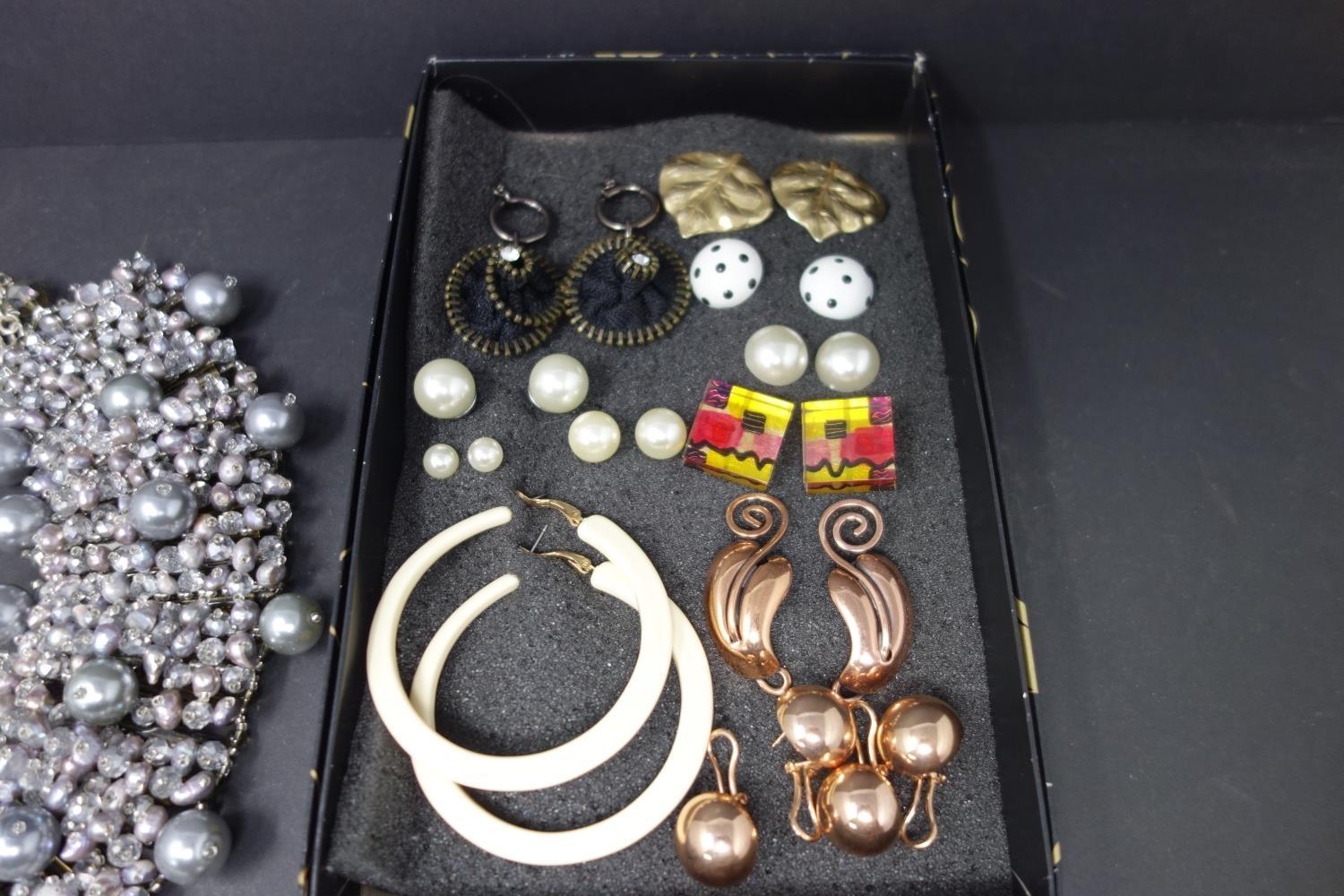 An ornate beaded necklace and a box of earrings, brooch, necklace etc - Image 4 of 5