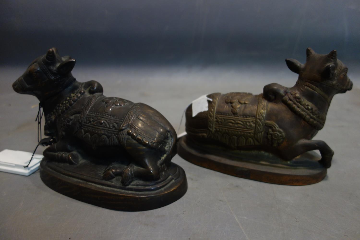 A pair of 20th century Indonesian cast bronze cows, H.17 W.22 D.11cm