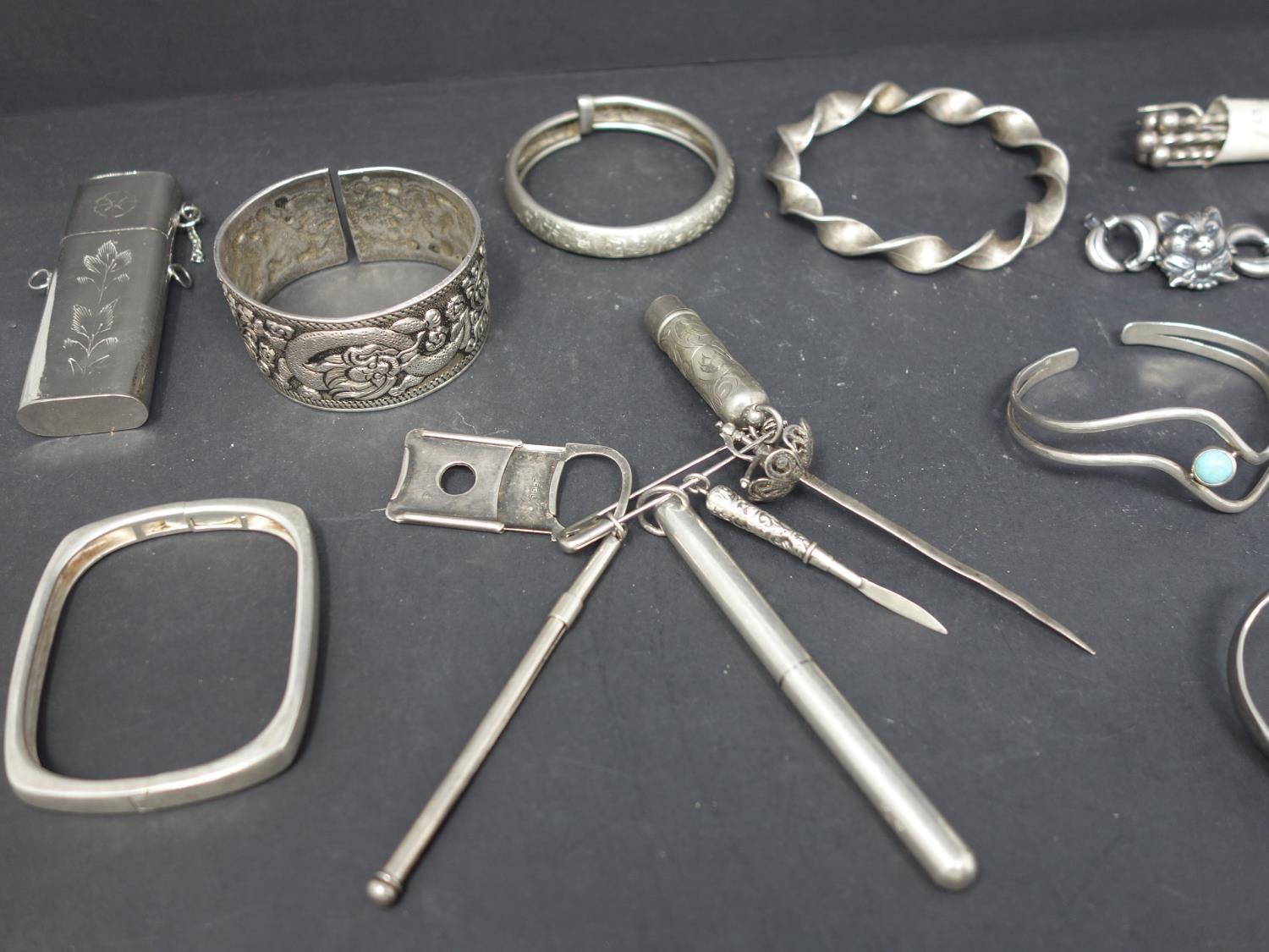 A mixed collection of silver and silver plated items, to include silver bangles, containers, - Image 4 of 4