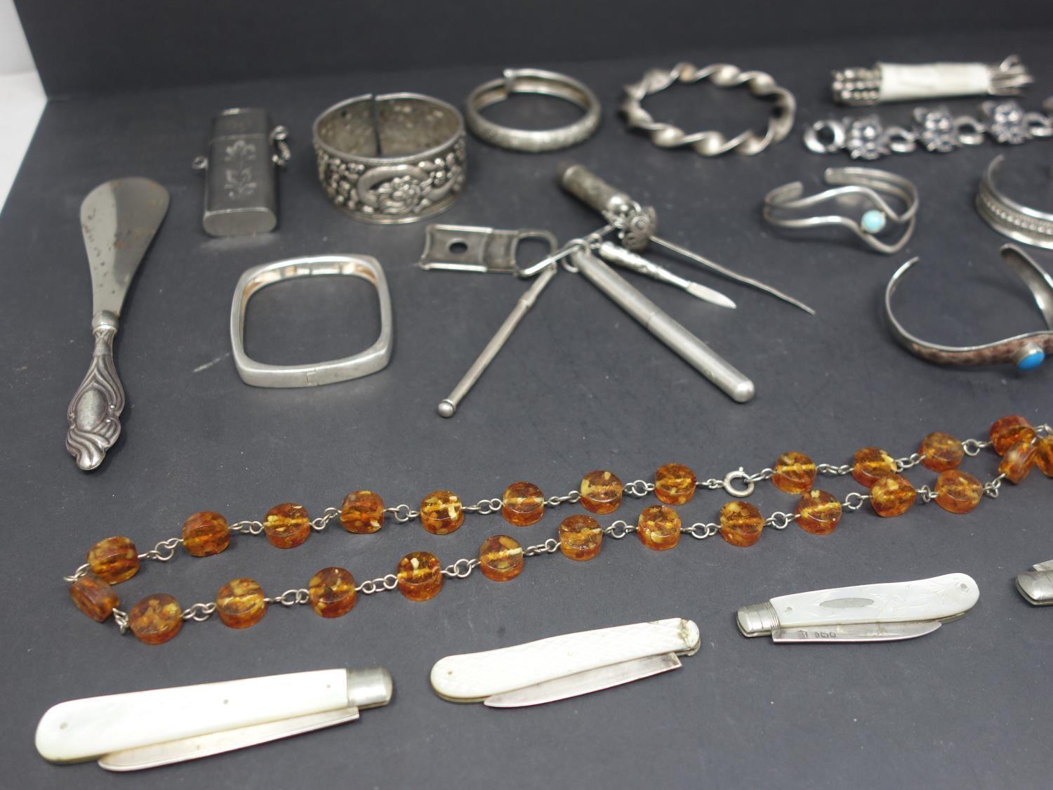 A mixed collection of silver and silver plated items, to include silver bangles, containers, - Image 3 of 4