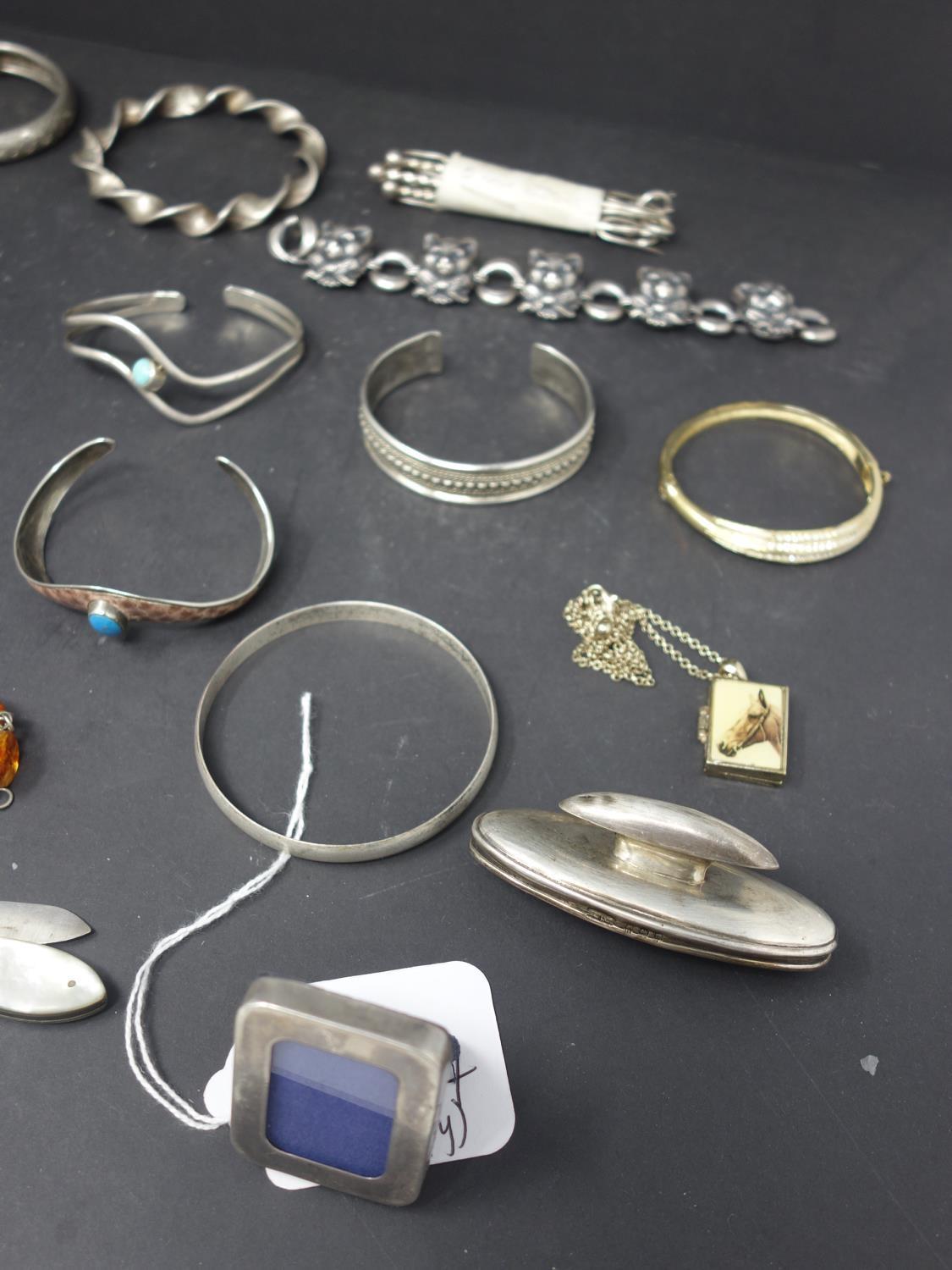A mixed collection of silver and silver plated items, to include silver bangles, containers, - Image 2 of 4