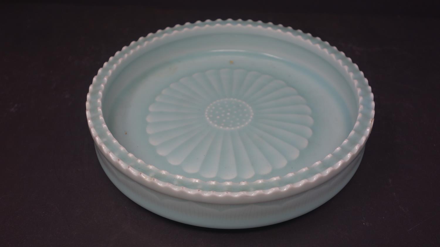 Chinese brush wash bowl with celadon glaze, diam 20 cm