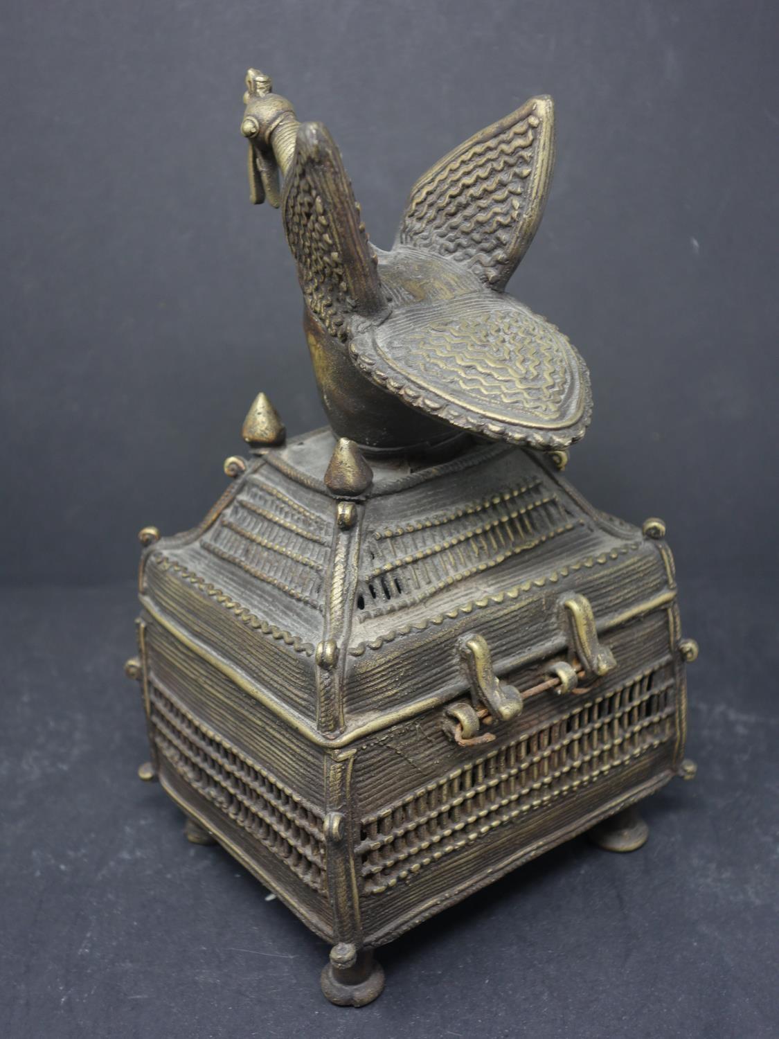 Bronze Dhokra box (West Bengal) with a figure of a bird, 19th century, H.14 x D.24 cm - Image 3 of 4