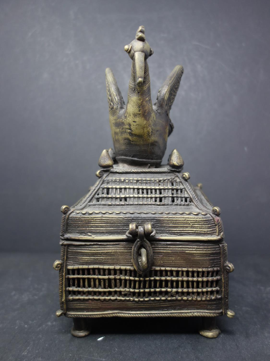 Bronze Dhokra box (West Bengal) with a figure of a bird, 19th century, H.14 x D.24 cm - Image 2 of 4