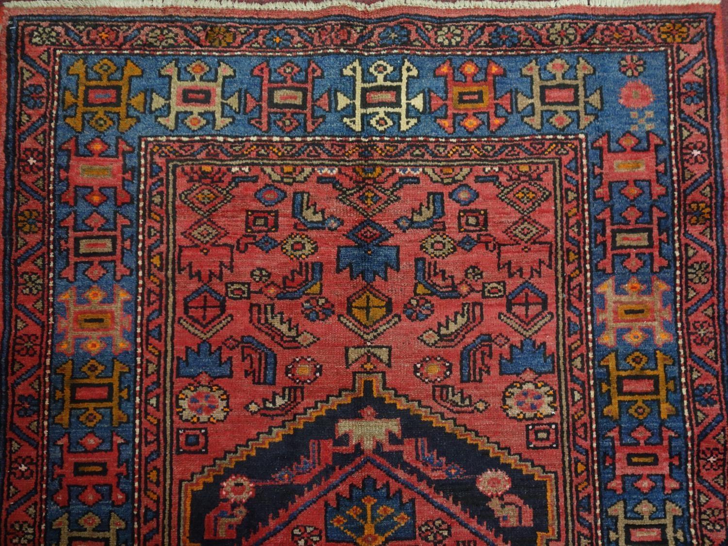 A North West Persian Zanjan rug, central diamond medallion with repeating petal motifs on a rouge - Bild 3 aus 5