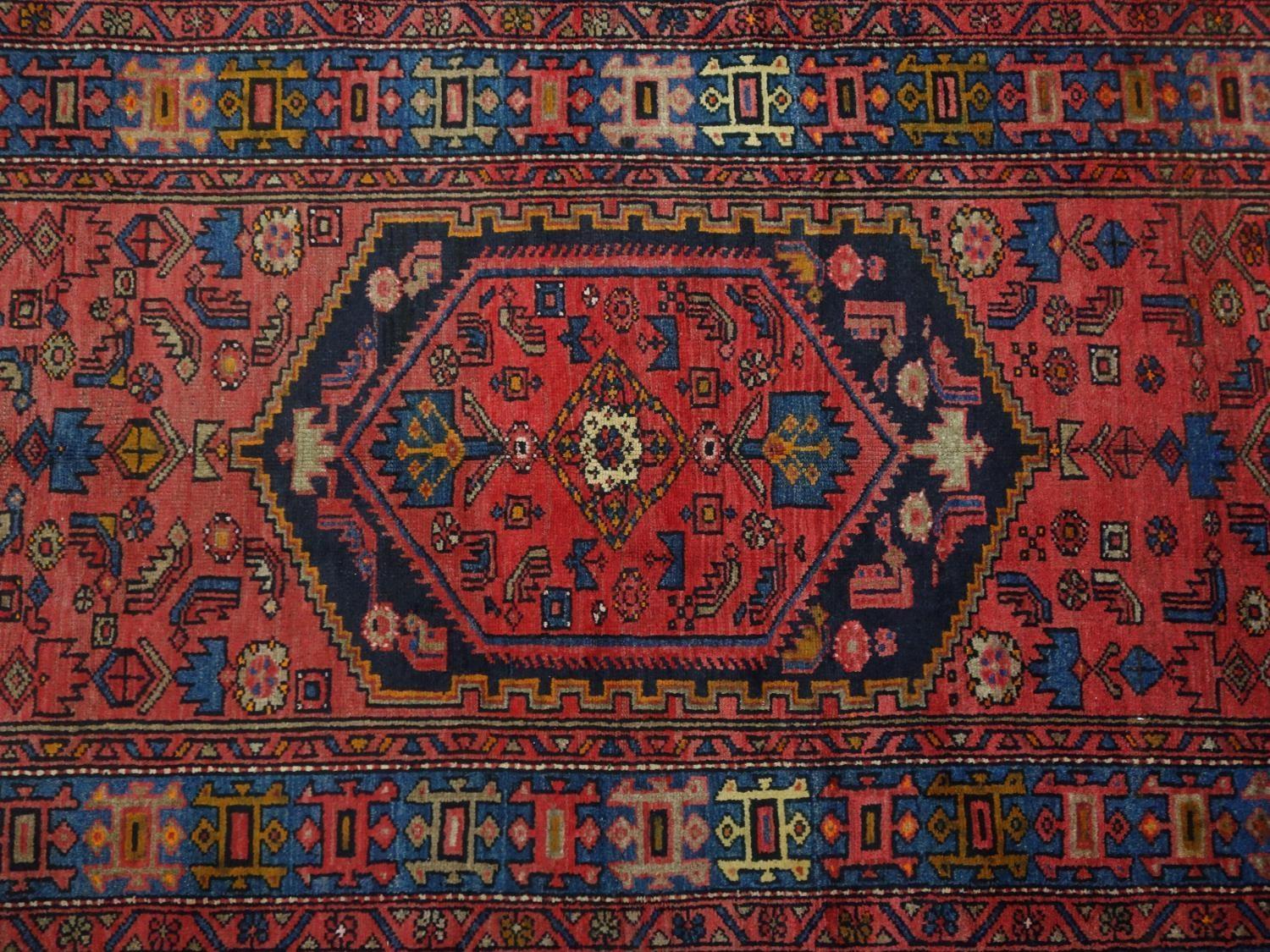 A North West Persian Zanjan rug, central diamond medallion with repeating petal motifs on a rouge - Bild 2 aus 5