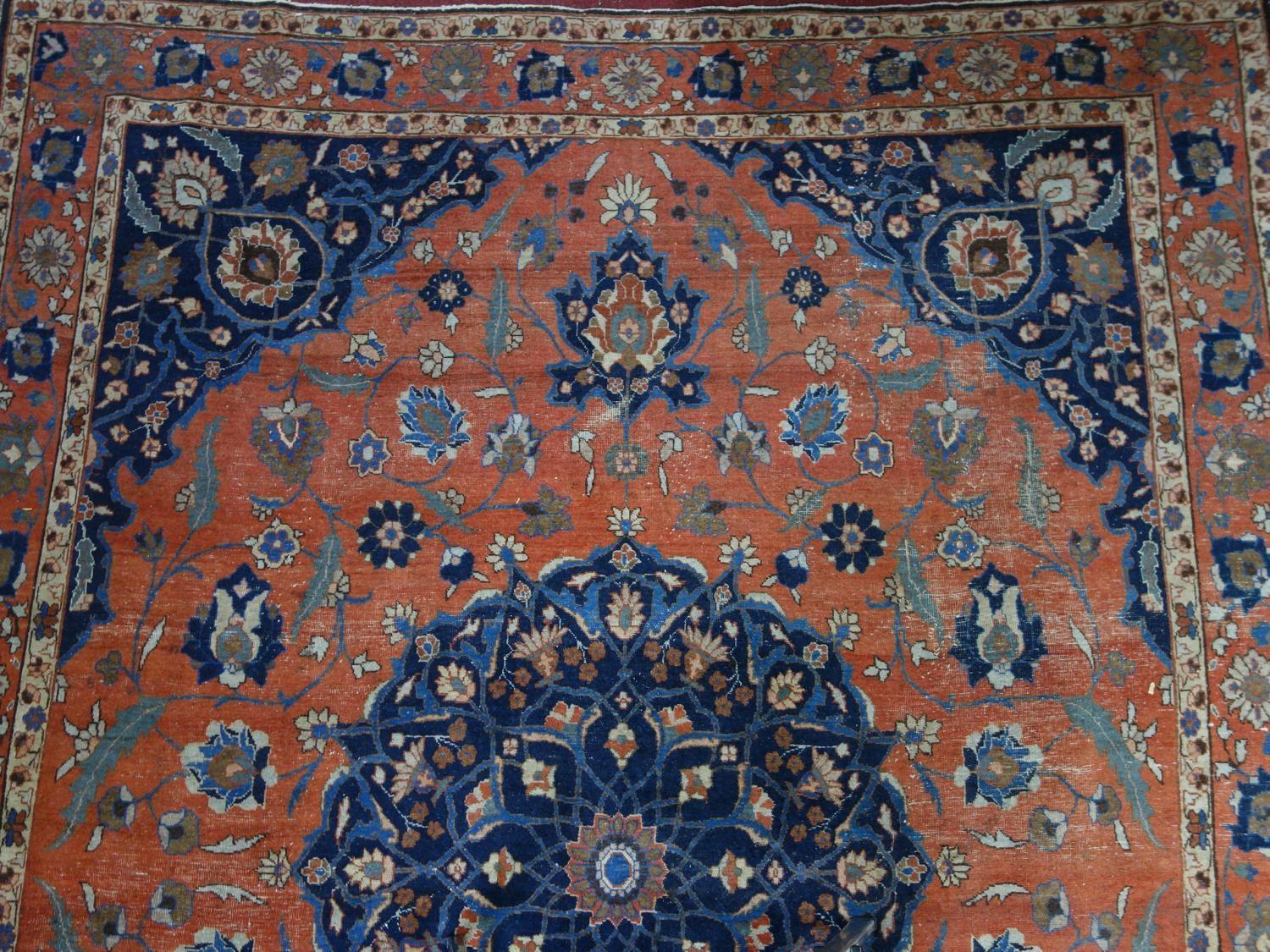 An early 20th century north east Persian Meshad carpet, the central blue floral medallion, on a - Bild 3 aus 6