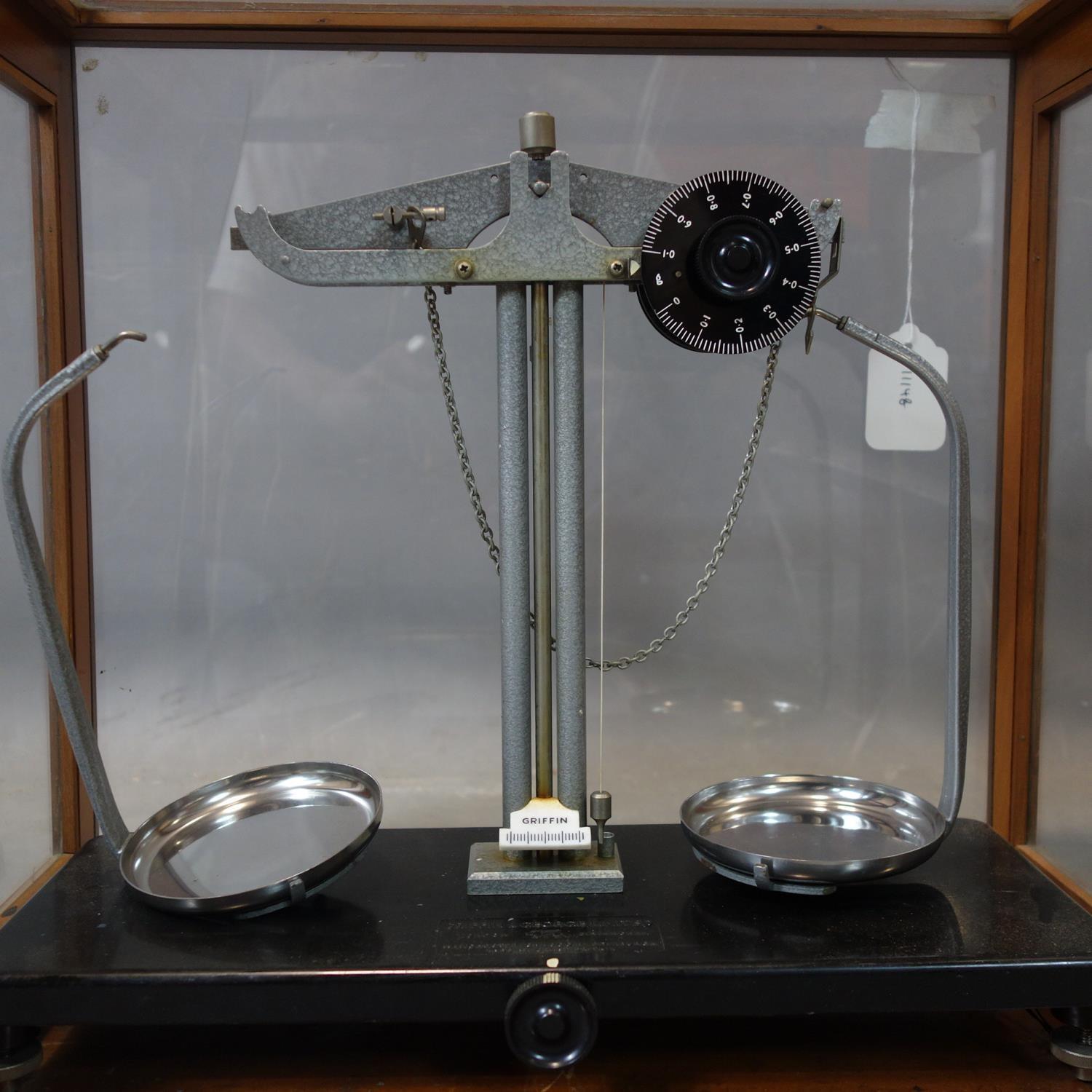 A set of vintage weighing scales by Griffin & George, with Bakelite base, set in glass case by F.E - Image 3 of 5