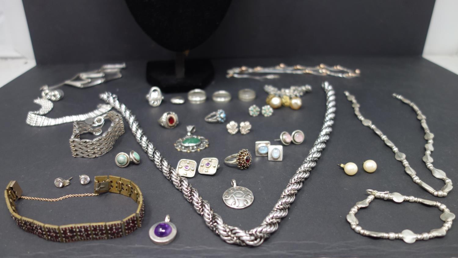 A collection of jewellery, to include a silver necklace marked 925; a natural pearl necklace; a