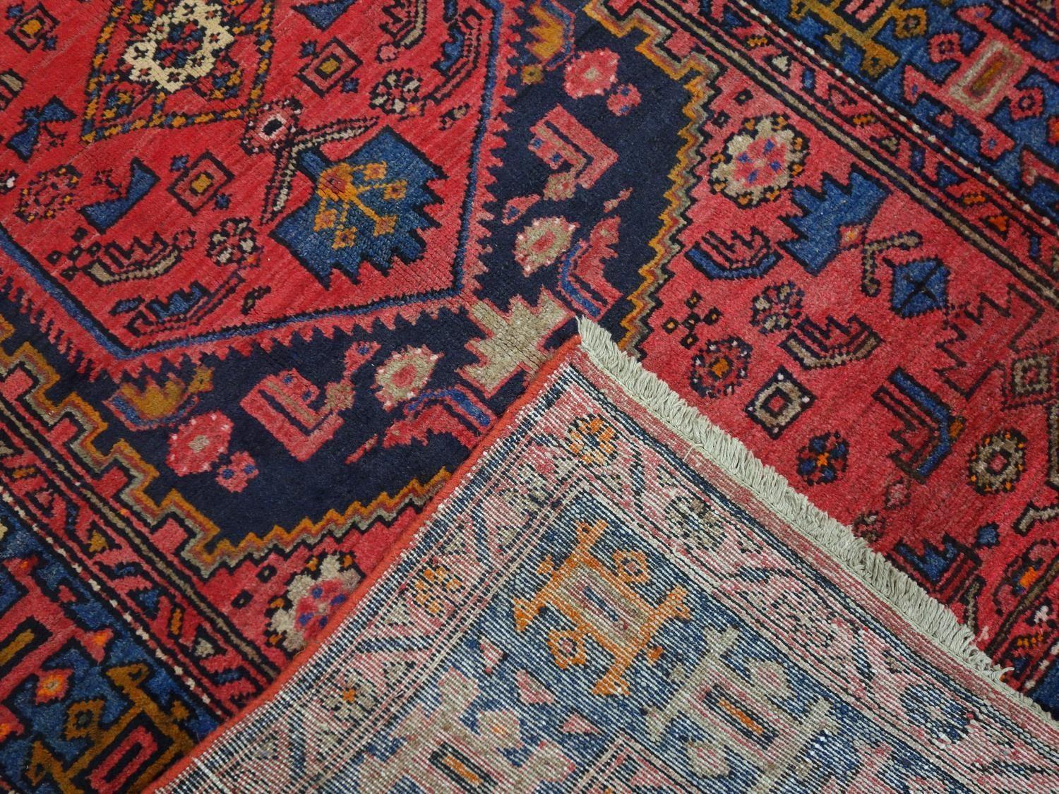A North West Persian Zanjan rug, central diamond medallion with repeating petal motifs on a rouge - Bild 5 aus 5