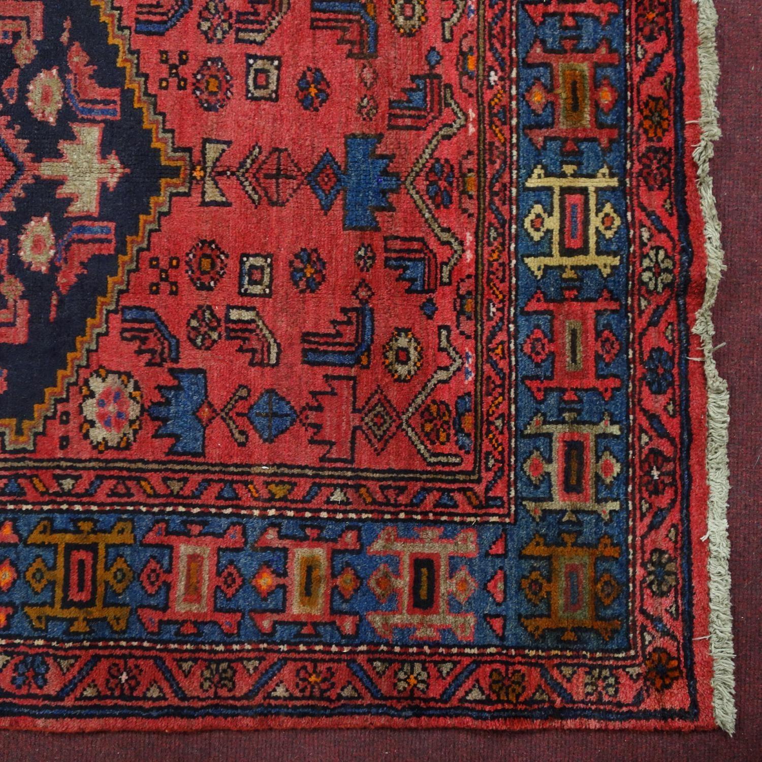 A North West Persian Zanjan rug, central diamond medallion with repeating petal motifs on a rouge - Bild 4 aus 5