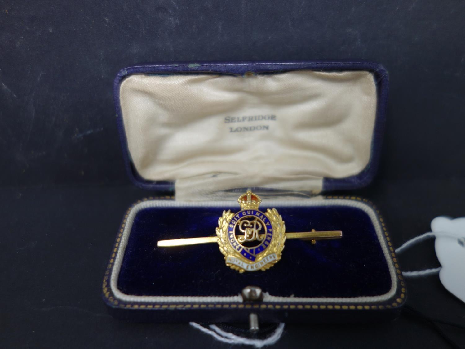 A 9ct gold and enamel Royal Engineers sweetheart pin, with George V crest, in box marked - Bild 3 aus 3