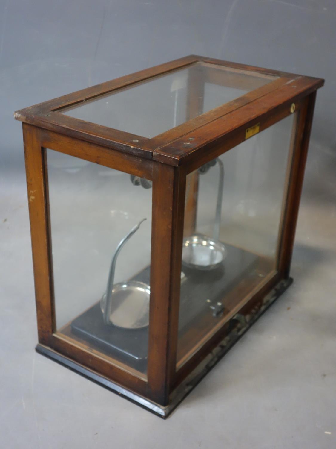 A set of vintage weighing scales by Griffin & George, with Bakelite base, set in glass case by F.E - Image 5 of 5