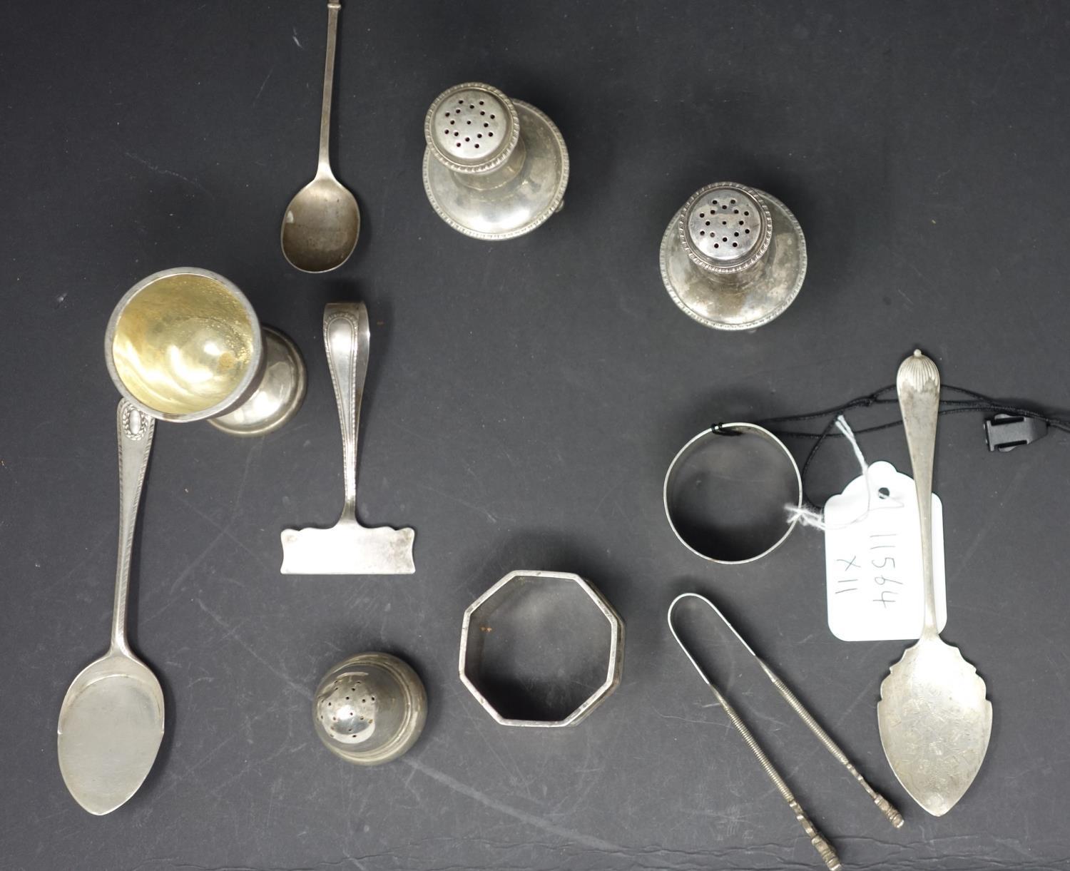 A mixed collection of silver, to include two salts, a small cup with gilded interior, teaspoons, - Bild 2 aus 2