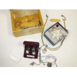 A BOX OF SILVER AND COSTUME JEWELLERY TO INCLUDE A FLORAL FILIGREE BROOCH