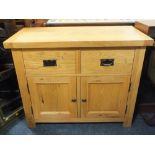 A MODERN LIGHT OAK SMALL SIDEBOARD W 97 CM LOOP HANDLE MISSING