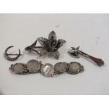 A BAG OF VINTAGE SILVER ITEMS TO INCLUDE BROOCHES