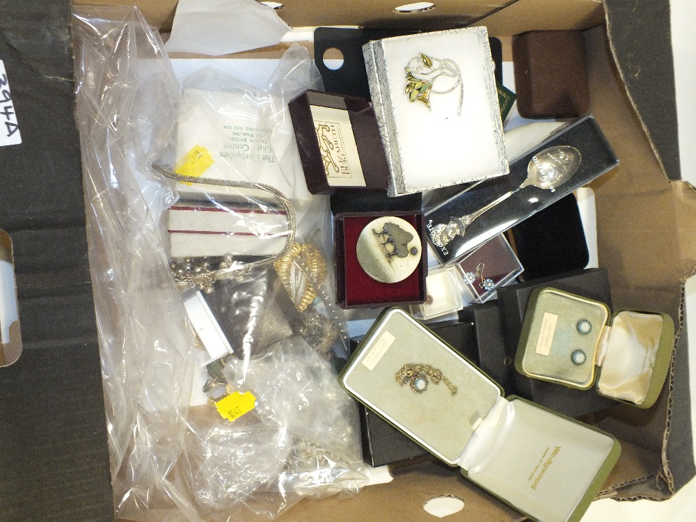 A QUANTITY OF ASSORTED JEWELLERY TO INCLUDE A WEDGWOOD GREEN JASPERWARE PENDANT AND EARRINGS SET