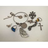 A BAG OF VINTAGE JEWELLERY TO INCLUDE SILVER EXAMPLES
