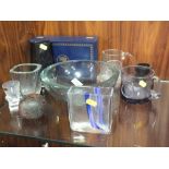 A COLLECTION OF ASSORTED SIGNED STUDIO AND OTHER GLASSWARE TO INCLUDE WEDGWOOD, BODA, BOXED THOMAS