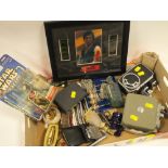 A TRAY OF COLLECTABLES TO INCLUDE A BOXED STAR WARS HAN SOLO RETURN OF THE JEDI FIGURE, VINTAGE CINE