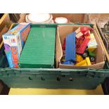 A TRAY OF VINTAGE AND MODERN TOYS TO INCLUDE A QUANTITY OF BRITAINS FARM TOYS ETC.