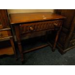 A QUALITY REPRODUCTION CARVED OAK SINGLE DRAWER SIDE TABLE W 76 CM
