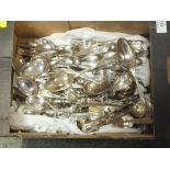 A TRAY OF VINTAGE SILVER PLATED FLATWARE TO INCLUDE KINGS PATTERN CUTLERY